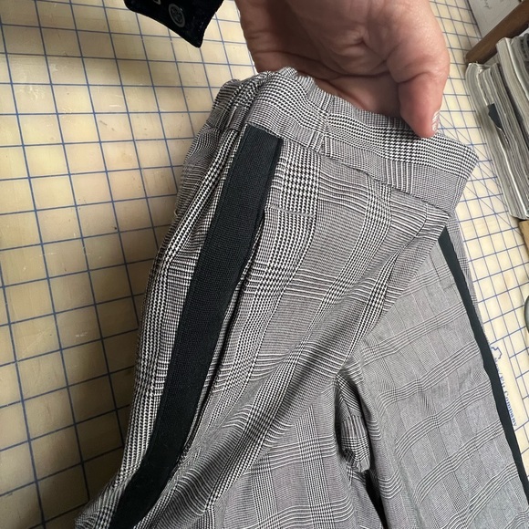 🔥VELVET BY GRAHAM & SPENCER new plaid black white tuxedo stretch ankle pants S - Picture 3 of 5